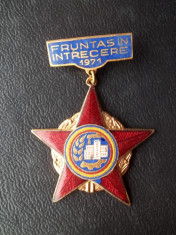 INSIGNA - FRUNTAS IN INTRECEREA SOCIALISTA - 1971 ( NR 4444 ) foto