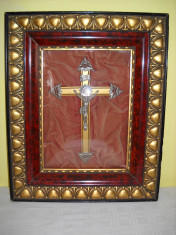 Crucifix in rama de lemn cu sticla bombata foto