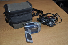 Vand o camera video SONY Handycam model DCR- HC30E cu caseta mini dv. foto