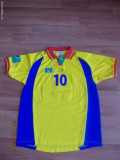 Tricoul de retragere al lui Gheorghe Hagi , semnat de fotbalist la data 21-aprilie-2001, pastrat in conditii excelente, cu certificat de autenticitate, XS, Nationala, Romania