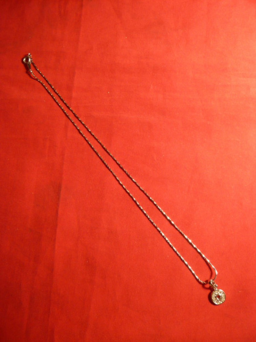 Lantisor cu medalion cerculet cu pietricele ,L= 21,5 cm