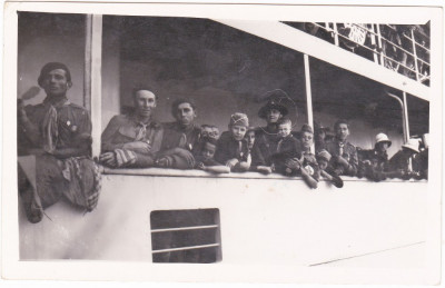 Fotografie ,comandantul Cohortei Fantanele-Cluj,actorul Faraianu Ioan si un grup de cercetasi pe vapor,aprox 1930-35 foto