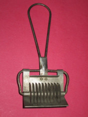 Taietor metalic vechi de bucatarie, perioada imperiul austriac, marcat Oestr. Patent 8474 foto
