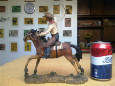 Statueta cowboy calare cu lasou, western style foto