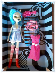 UNIVERSUL MONSTER HIGH,INTRA IN LUMEA PAPUSILOR MONSTER CLUB.PAPUSA SET COMPLET. model 1. foto