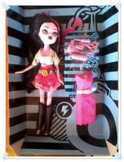 UNIVERSUL MONSTER HIGH,INTRA IN LUMEA PAPUSILOR MONSTER CLUB.PAPUSA SET COMPLET. modelul 2. foto