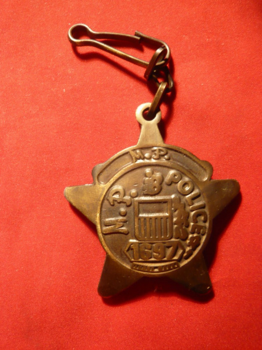 Breloc - Politia Americana ,cu numar , bronz ,h= 6 cm