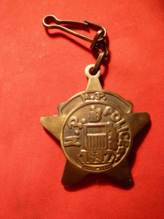 Breloc - Politia Americana ,cu numar , bronz ,h= 6 cm