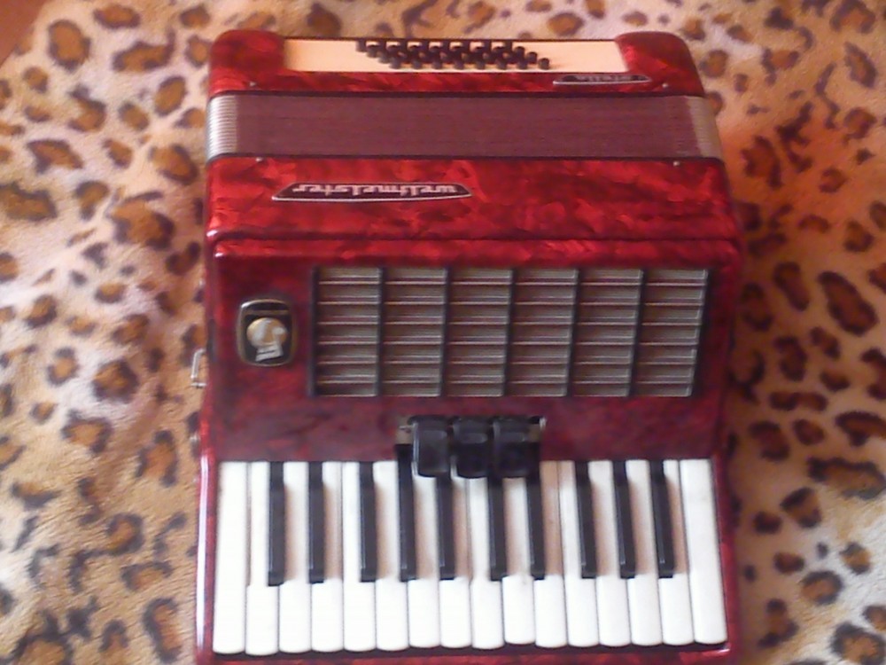 Acordeon weltmeister stella,buna stare de functionare, original,32 basi |  Okazii.ro