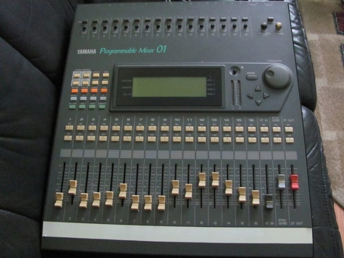 Vand mixer digital Yamaha Pro mix 01 - Programmable Mixer 01 - 16 canale foto mare Vand mixer digital Yamaha Pro mix 01 - Programmable Mixer 01 - 16 canale foto mare
