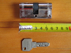 Butuc pentru broasca usa, cilindru de siguranta URBIS, simetric 30 x 30 mm, nichelat, cheie cu amprenta foto