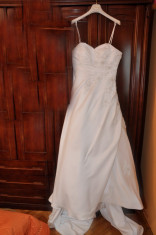 rochie de mireasa deosebita, model 2012 foto