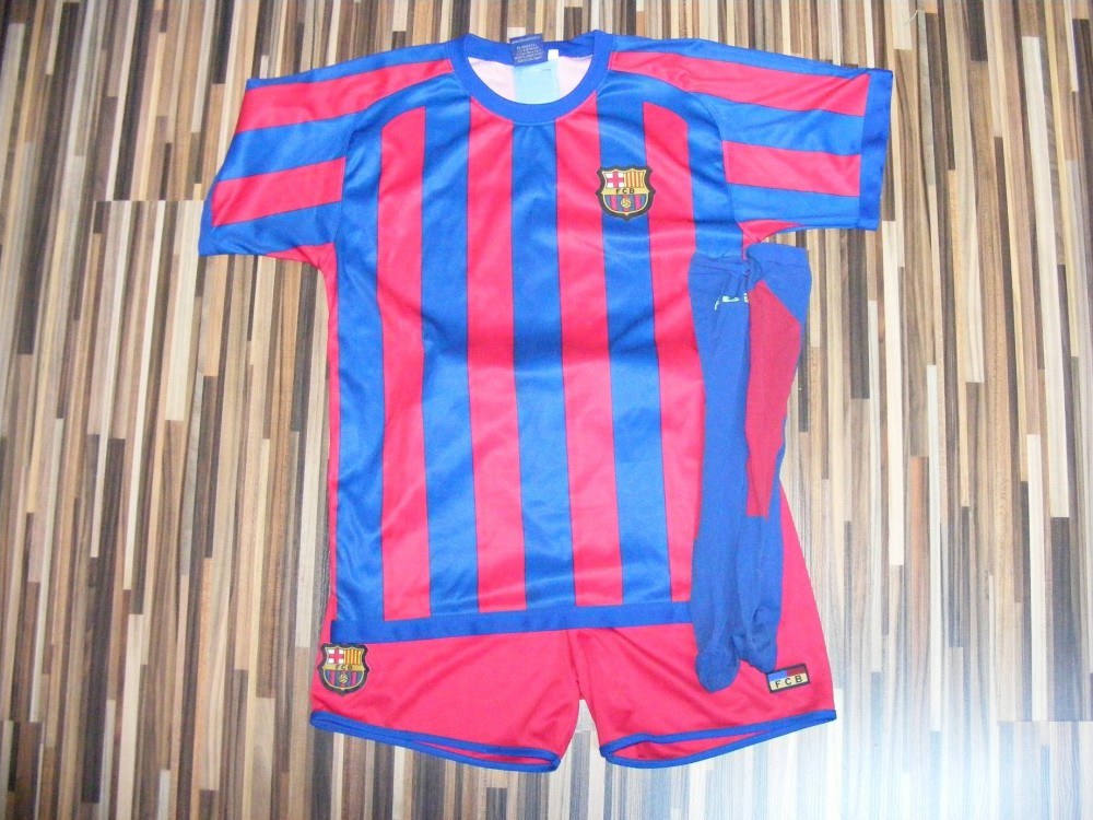 Echipament Fotbal FC Barcelona tricou pantaloni jambiere 10 Ronaldinho  pentru copii | arhiva Okazii.ro