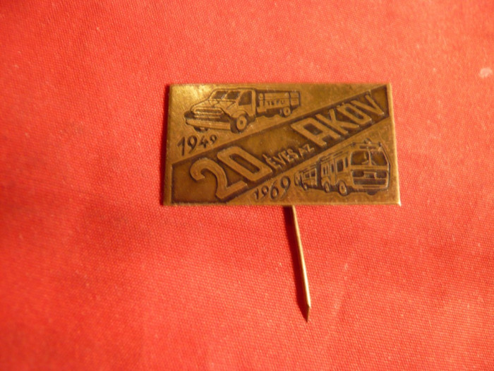 Insigna 20 Ani AKOV -camioane ,autobuze Ungaria , 3 x 1,7 cm