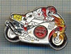 199 INSIGNA -MOTOCICLISM -SUZUKI -TEAM LUCKY STRIKE -starea care se vede foto