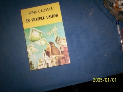 IN SPATELE USILOR foto