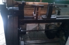 Strung de Lemn-piese de muzeu(In buna stare funcionabil la pedala.. Cu o vechime de 100 de ani.Model mediu foto