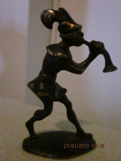 Statueta veche din bronz ,muzicant foto