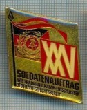 693 INSIGNA -SOLDATENAUFTRAG -wie Th&amp;auml;lmann kampfentschlossen, jederzeit gefechtsbereit -DDR -militara -starea care se vede