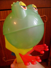 Figurina jucarie vintage de colectie Regele Broasca 1990 arunca mingea din gura la actionarea butonului foto