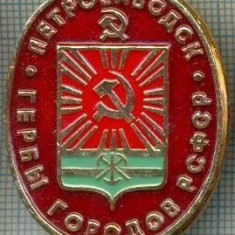 724 INSIGNA -PETROZAVODSK(capitala Kareliei) - GERB (steag rosu?) -RSFSR -URSS -secera si ciocanul -scriere chirilica-starea care se vede
