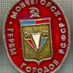 726 INSIGNA -MONCHEGORSK(MURMANSK) - GERB (steag rosu?) -RSFSR -URSS -secera si ciocanul -scriere chirilica-starea care se vede