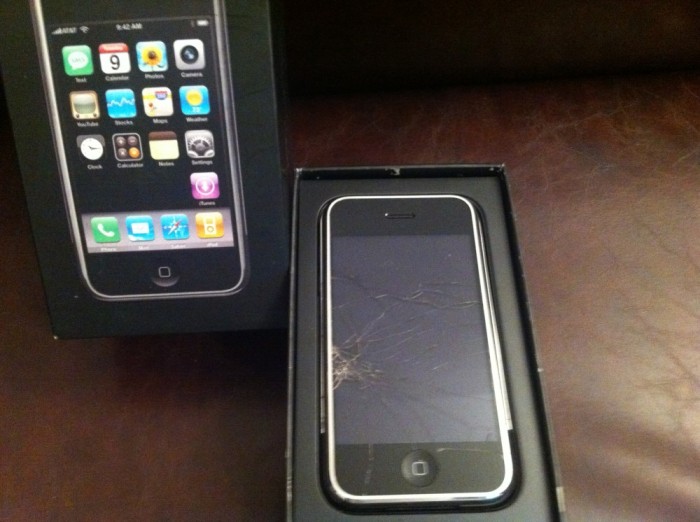 Iphone 2, 8GB ECRAN CRAPAT -FUNCTIONEAZA PERFECT foto mare Iphone 2, 8GB ECRAN CRAPAT -FUNCTIONEAZA PERFECT foto mare
