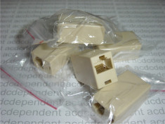 conector RJ45 cuplare prelungire cablu retea Internet foto