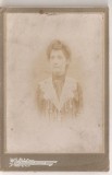 FOTO 06 FOTOGRAFIE BUST, FEMEIE, IMBRACAMINTE DE EPOCA; SUPORT GROS DE CARTON PHOTOGRAPHIC ARTISTIQUE , DIMENSIUNI PRODUS : 11X16,5 cm