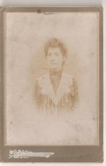 FOTO 06 FOTOGRAFIE BUST, FEMEIE, IMBRACAMINTE DE EPOCA; SUPORT GROS DE CARTON PHOTOGRAPHIC ARTISTIQUE , DIMENSIUNI PRODUS : 11X16,5 cm