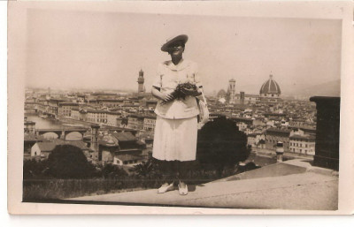 FOTO 20 FOTOGRAFIE ARTISTICA, IMBRACAMINTE DE EPOCA, RANORAMA ORASULUI FLORENTA, PRODUS DE COLECTIE DIM. : 8X13 cm, FEMEIE IN COSTUM, PALARIE, 1943 foto