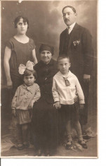 FOTO 19 FOTOGRAFIE ARTISTICA DE FAMILIE, IMBRACAMINTE DE EPOCA, PRODUS DE COLECTIE DIMENSIUNI : 8X13 cm, 1928, FEMEIE, BARBAT, COPII, BATRANA. foto