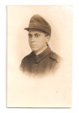 FOTO 46 FOTOGRAFIE ARTISTICA PORTRET DE SOLDAT TR, IMBRACAMINTE DE EPOCA, FOTO ARTE BRAILA, PRODUS DE COLECTIE DIM. : 5,5X8,5 cm, SOLDAT TERMEN REDUS