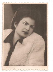 FOTO 47 FOTOGRAFIE ARTISTICA PORTRET DE FEMEIE, IMBRACAMINTE DE EPOCA, FOTO PLOIESTI, PRODUS DE COLECTIE DIM. : 5,5X8,5 cm, TANARA FEMEIE, 1947 foto