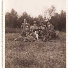 FOTO 27 FOTOGRAFIE DE GRUP, IMBRACAMINTE DE EPOCA, PRODUS DE COLECTIE DIM. : 8X13 cm, 1938.