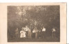 FOTO 37 FOTOGRAFIE DE GRUP, IMBRACAMINTE DE EPOCA, PRODUS DE COLECTIE DIM. : 8X13 cm, PETRECERE IN NATURA, FEMEI, BARBATI COPII, TINUTE DE SARBATOARE, Romania 1900 - 1950, Sarbatori