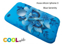 SET - Husa silicon albastra - Iphone 3 - Blue Serenity cu cu flori si fluturi + Folie Protectie - TRANSPORT GRATUIT! foto