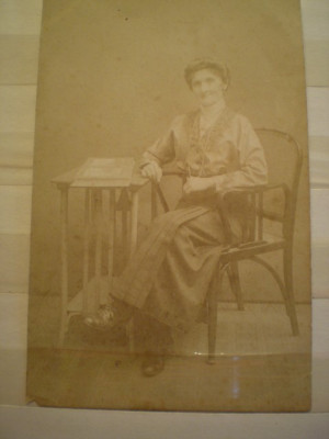 Fotografie tip carte postala - Portret de femeie - 1915 - Foto Glob - Bucuresti foto