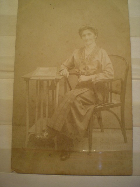 Fotografie tip carte postala - Portret de femeie - 1915 - Foto Glob - Bucuresti