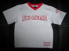 Tricou FUBU Athletics inscriptionat foarte fin cu logo-ul; 40 cm bust foto