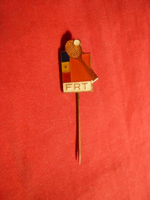 Insigna veche Federatia Romana Tenis , metal si email , L= 1,7 cm foto
