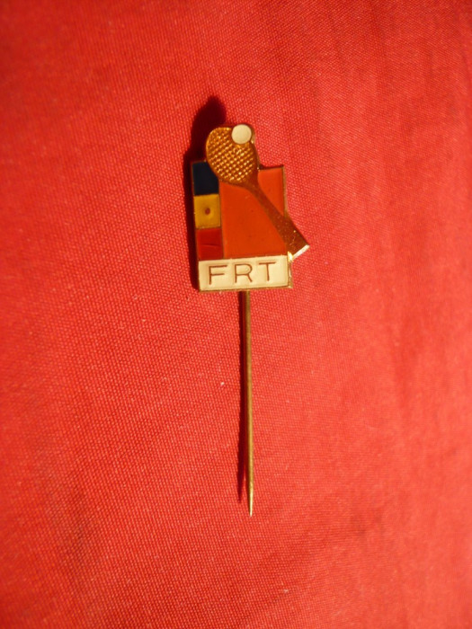 Insigna veche Federatia Romana Tenis , metal si email , L= 1,7 cm