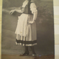 Fotografie tip carte postala - Marioara Enescu in costum popular - 1918 - Studiourile Barasch - Bucuresti