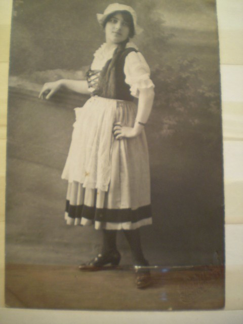 Fotografie tip carte postala - Marioara Enescu in costum popular - 1918 - Studiourile Barasch - Bucuresti