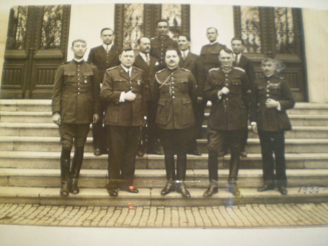 Fotografie tip carte postala - Cpt. Gh. Ionescu impreuna cu alti ofiteri superiori ai armatei romane - 1935 -