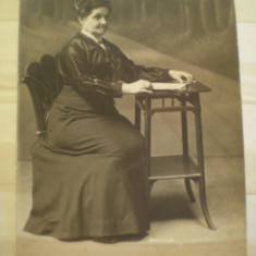 Fotografie tip carte postala - Femeie in varsta - anii 1910 - Studiourile W. Oppelt - Bucuresti