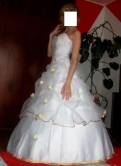 vand rochie de mireasa alb-auriu foto
