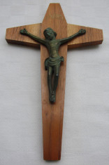 Crucifix din bronz fixat pe lemn foto