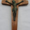 Crucifix din bronz fixat pe lemn