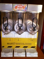 Aparat de suc cu fulgi de gheata ( granita) foto